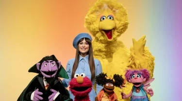 Kacey Musgraves poses with Big Bird, Count, Elmo, Gabrielle, and Abby.