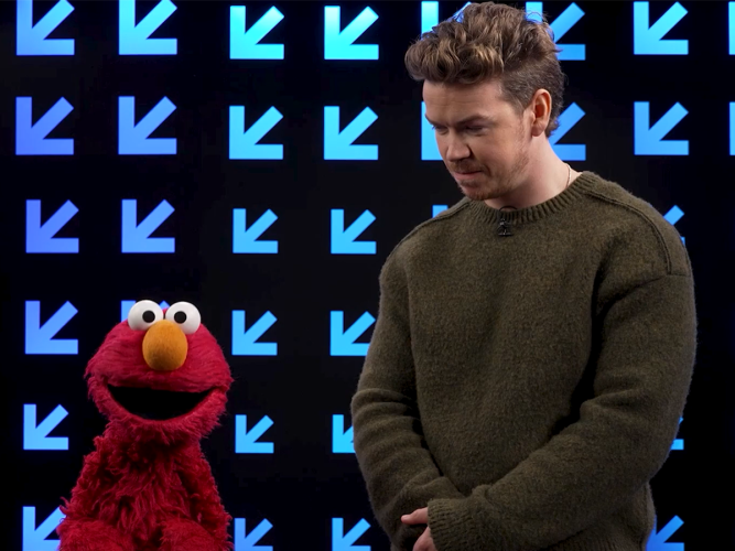 Elmo and his friend Will Poulter talking.