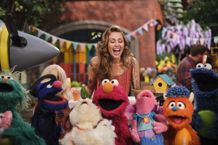 Miley Cyrus singing with Sesame friends.